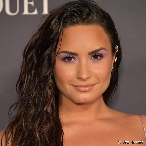 Demi Lovato apostou na sombra uniforme em tons pastel e escolheu o lil?s para combinar com o look de red carpet (Foto: Getty Images)